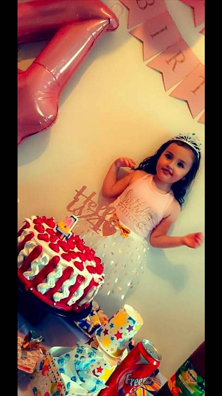 Eiden a rejoint le concours — aidez-le/la à gagner de superbes lots ! abdomen, cake, cake_decorating, child, design, event, fashion_accessory, flash_photography, font, fun, happy, holiday, icing, joy, magenta, pattern, person, pink, room, sugar_cake