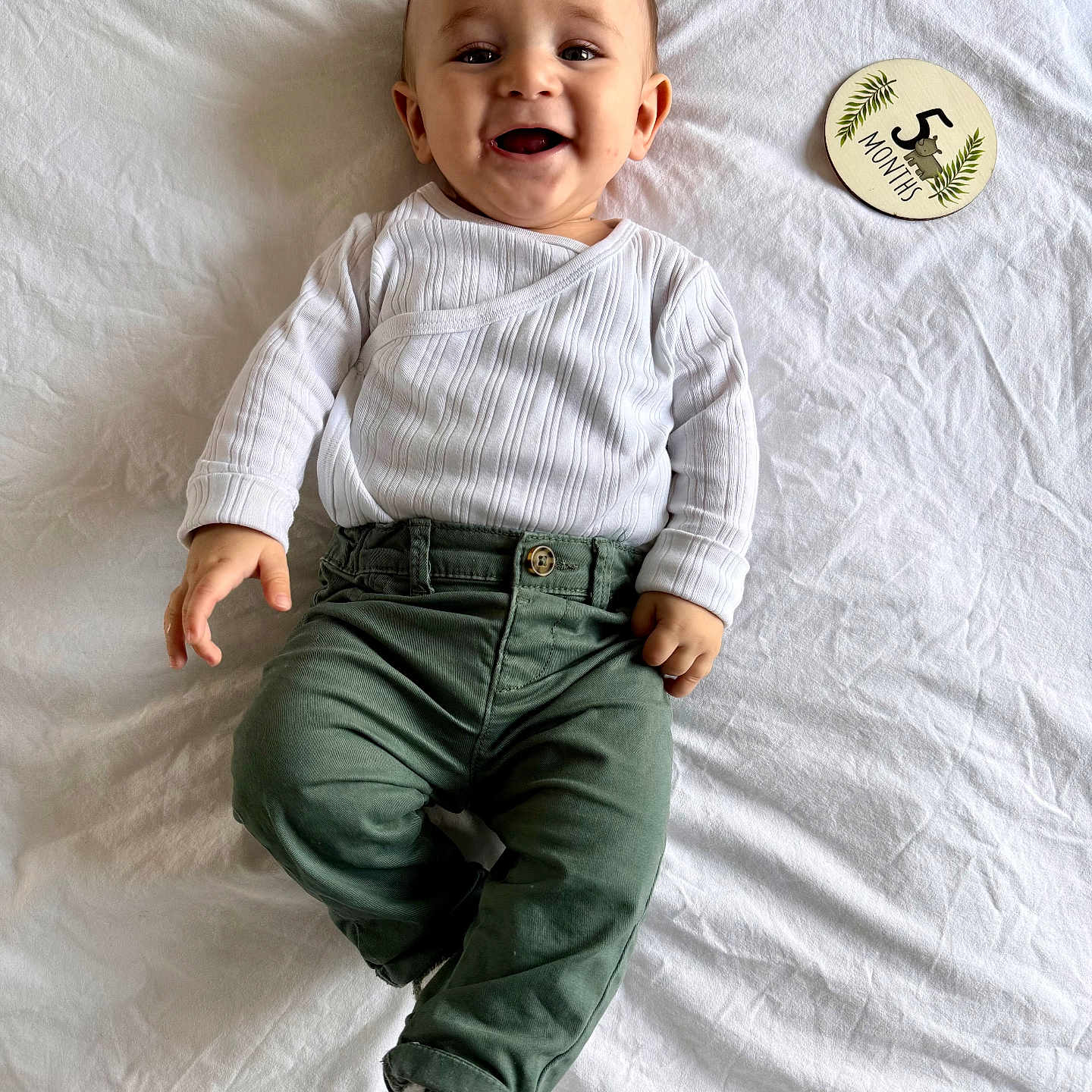 Swan a rejoint le concours — aidez-le/la à gagner de superbes lots ! 5_months, baby, baby_boy, casual_wear, cheerful, child, cute, green_pants, happy, indoor, infant, lying_down, milestone_sign, person, portrait, smiling, sock, white_clothing, white_sheet, young_child