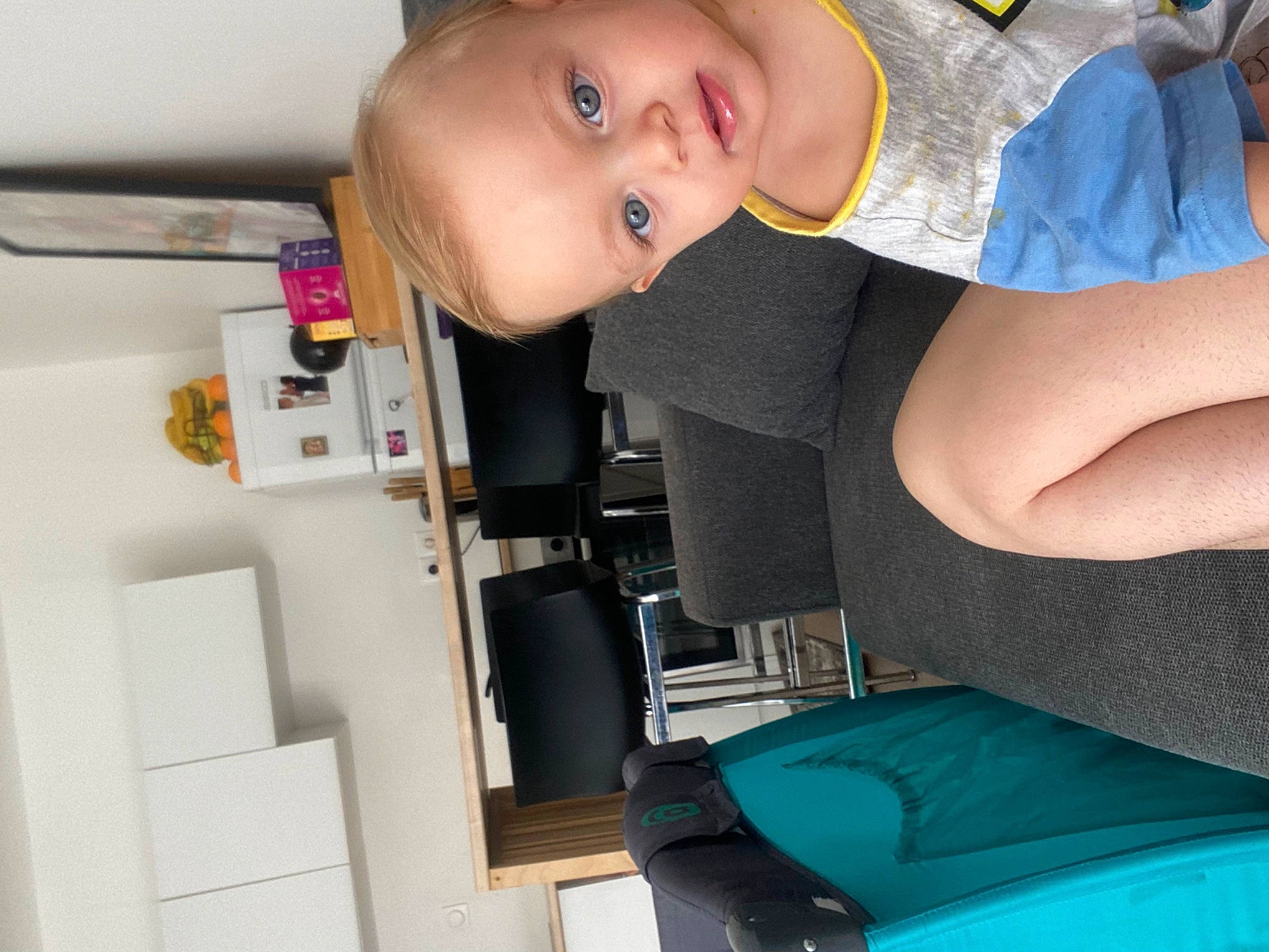 Mathias a rejoint le concours — aidez-le/la à gagner de superbes lots ! baby, baby_products, baby_toddler_clothing, cap, car_seat, child, comfort, electric_blue, eyelash, fashion_accessory, finger, person, pillow, room, seat_belt, t_shirt, toddler