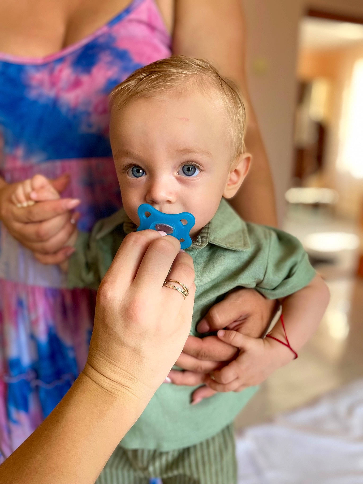 Mathias participe au concours pour gagner de l'argent avec cette photo : arm, baby, baby_toddler_clothing, blond, cheek, child, dress, eye, face, finger, fun, gesture, hair, hand, happy, head, iris, person, shoulder, skin