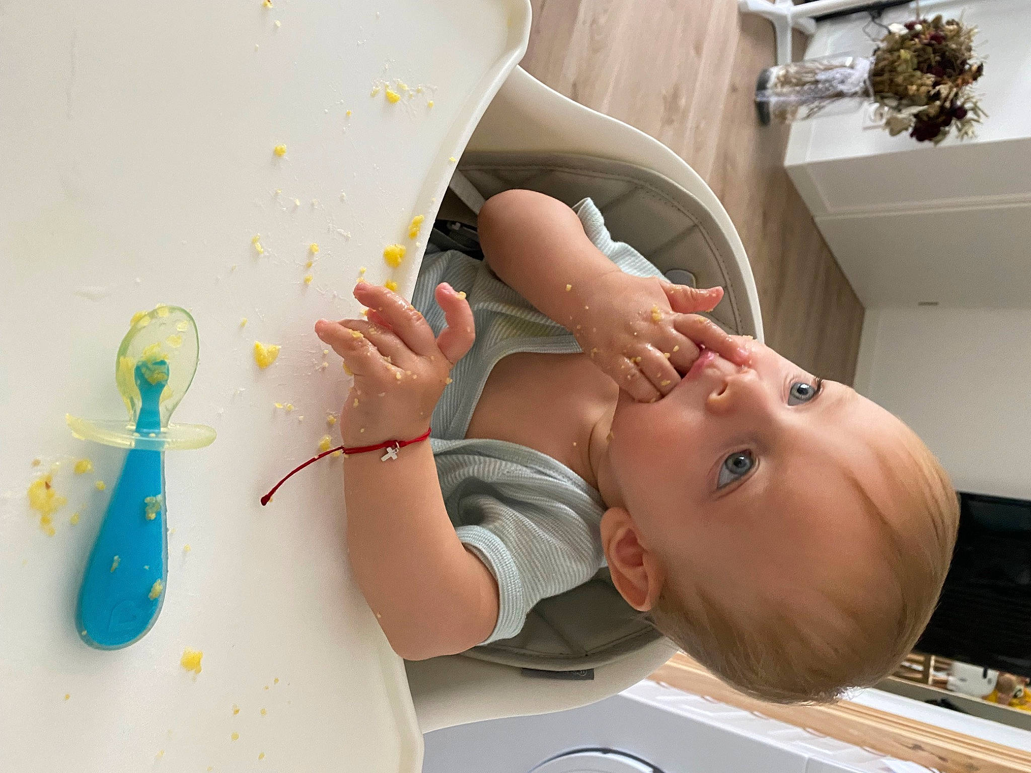 Mathias a rejoint le concours — aidez-le/la à gagner de superbes lots ! baby, baby_toddler_clothing, bathing, chest, child, eyelash, finger, fun, gesture, happy, houseplant, leisure, nail, paint, person, plant, room, smile, thumb, toddler