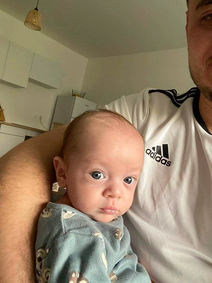 Mathias a rejoint le concours — aidez-le/la à gagner de superbes lots ! baby, baby_toddler_clothing, cheek, chest, child, comfort, ear, eyelash, forehead, gesture, happy, iris, jaw, mouth, muscle, nose, person, selfie, skin, sleeve