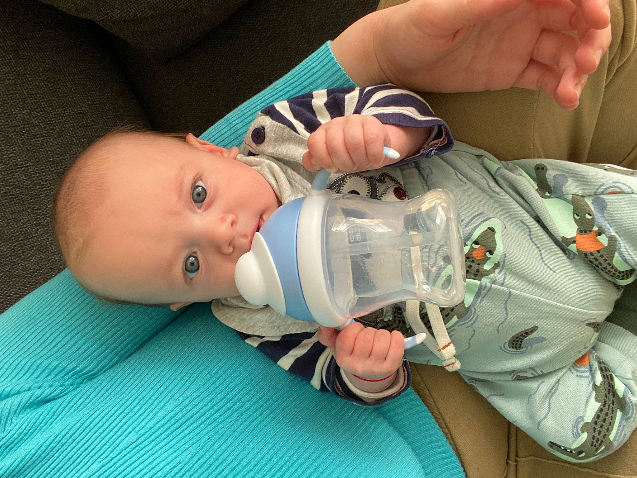 Mathias a rejoint le concours — aidez-le/la à gagner de superbes lots ! baby, baby_products, baby_toddler_clothing, child, comfort, drinkware, finger, gesture, hand, health_care, nail, pattern, person, personal_protective_equipment, service, sitting, skin, thumb, toddler, wrist