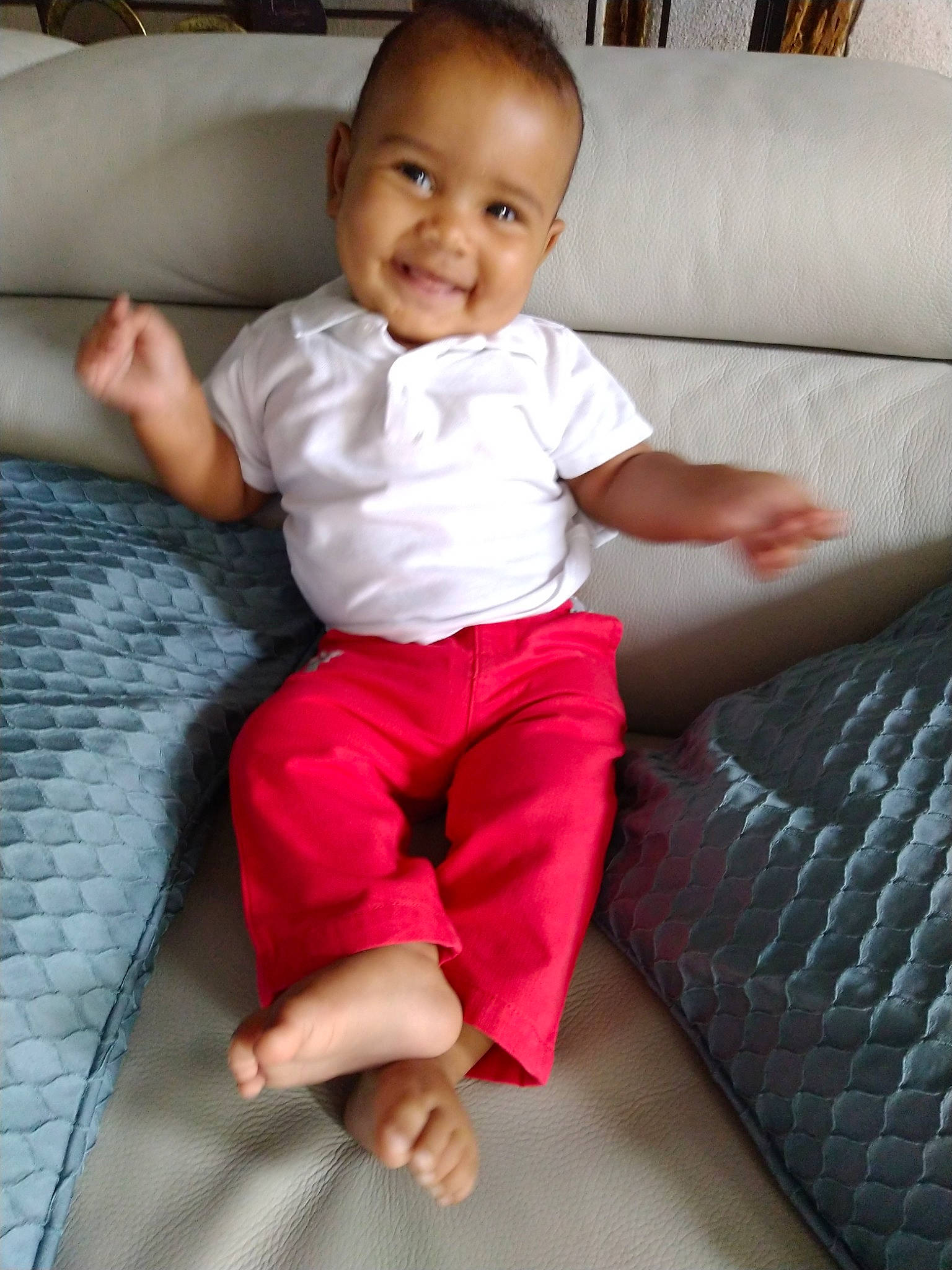 Anthonin a rejoint le concours — aidez-le/la à gagner de superbes lots ! arm, baby, barefoot, child, comfort, furniture, joy, leg, person, sitting, skin, toddler