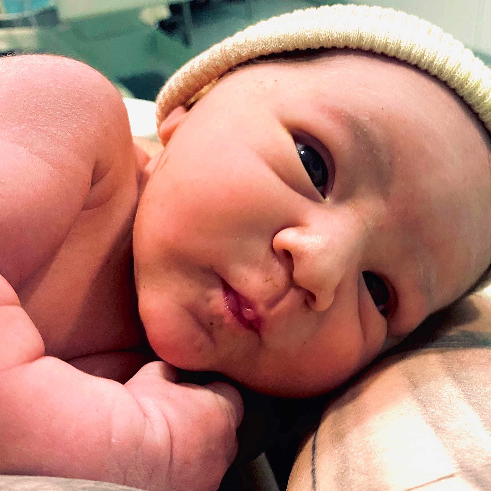 Mariano participe au concours pour gagner de l'argent avec cette photo : baby, bonnet, cap, childbirth, clothing, face, glove, happy, hat, head, newborn, person, photography, portrait, sleeping, smile