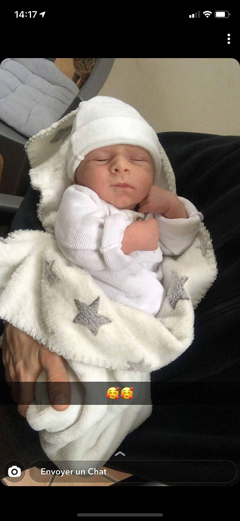 Léo participe au concours pour gagner de l'argent avec cette photo : baby, baby_products, baby_safety, baby_sleeping, baby_toddler_clothing, cap, cheek, child, comfort, face, fur, headgear, headwear, linens, person, skin, sleeve, textile, thumb, toddler