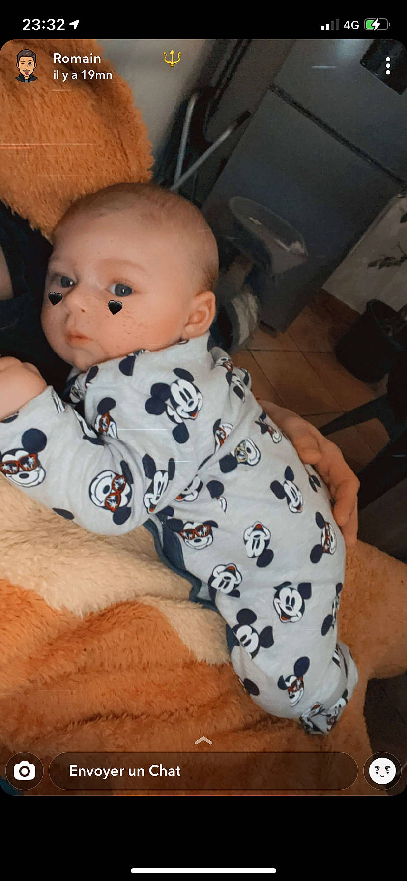 Léo a rejoint le concours — aidez-le/la à gagner de superbes lots ! baby, baby_toddler_clothing, cheek, child, comfort, flooring, fun, head, linens, lip, nose, pattern, person, room, shipping_box, sitting, skin, sleeve, t_shirt, toddler