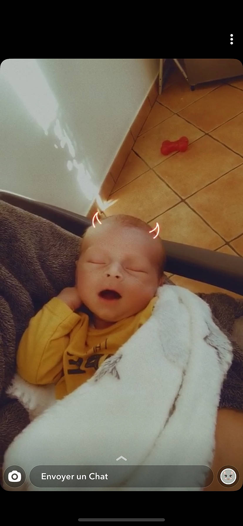 Léo a rejoint le concours — aidez-le/la à gagner de superbes lots ! baby, baby_toddler_clothing, ceiling, chair, cheek, comfort, eye, flooring, fun, happy, hardwood, head, linens, neck, nose, person, room, sleeve, toddler, wood