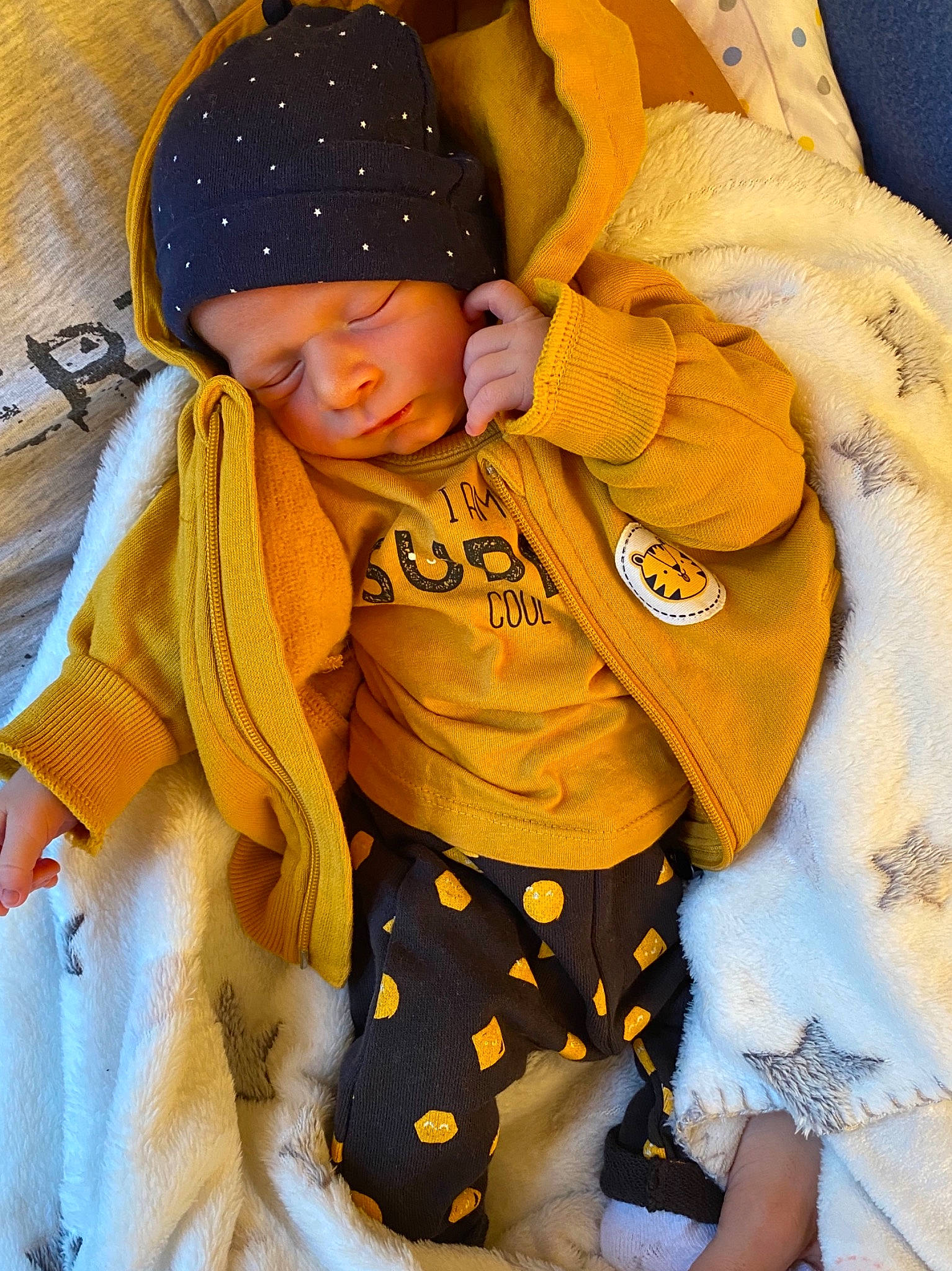 Léo participe au concours pour gagner de l'argent avec cette photo : abdomen, baby, baby_products, baby_sleeping, baby_toddler_clothing, cap, child, comfort, fun, happy, headwear, human_body, linens, orange, pattern, person, sitting, sleeve, thigh, toddler