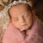 Mathilde a rejoint le concours — aidez-le/la à gagner de superbes lots ! newborn, baby, sleeping, pink_blanket, floral_headband, soft_texture, closeup, portrait, cute, peaceful, infant, wrapped, cozy, delicate, hands, face, resting, adorable, soft_lighting, warm