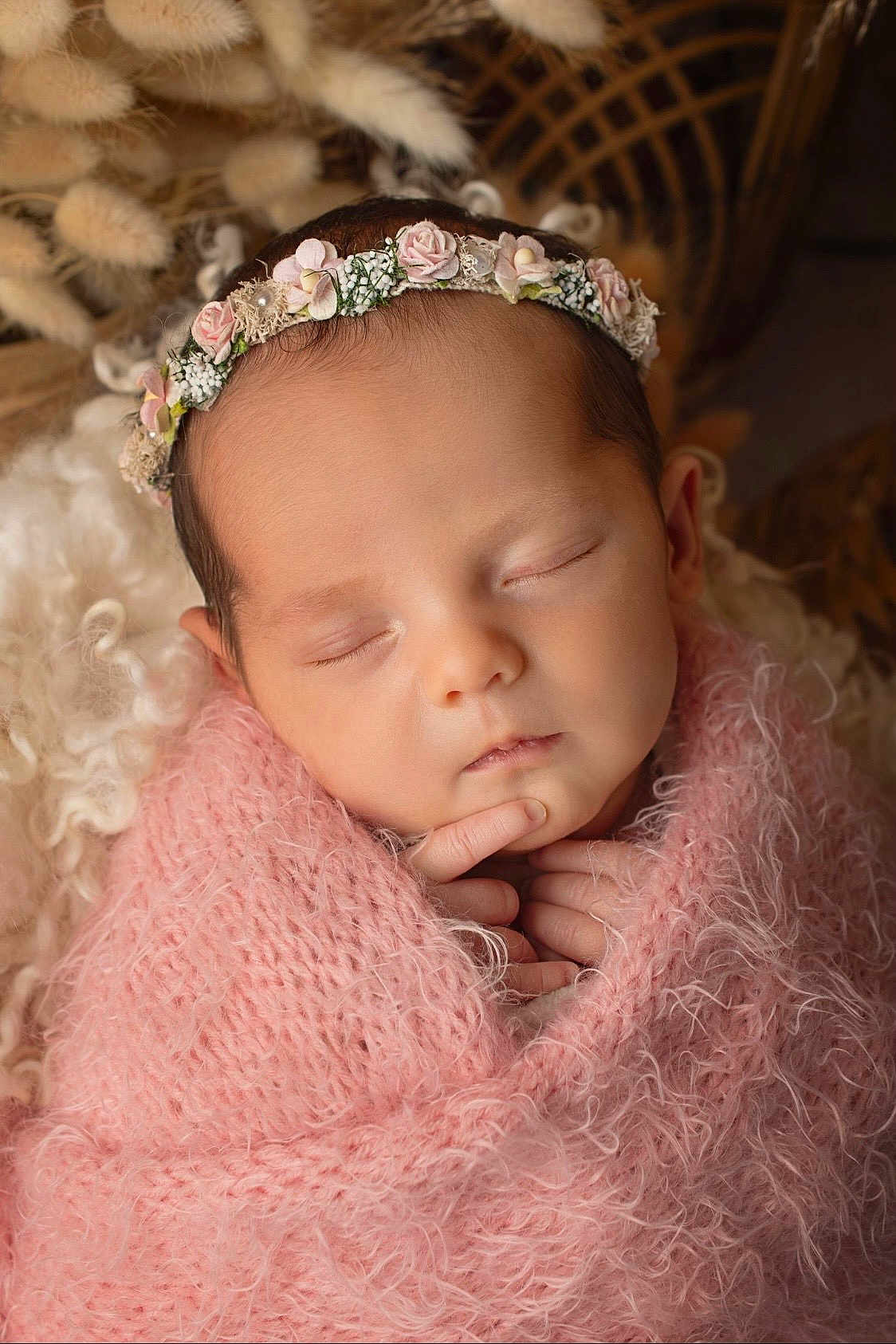 Mathilde a rejoint le concours — aidez-le/la à gagner de superbes lots ! newborn, baby, sleeping, pink_blanket, floral_headband, soft_texture, closeup, portrait, cute, peaceful, infant, wrapped, cozy, delicate, hands, face, resting, adorable, soft_lighting, warm