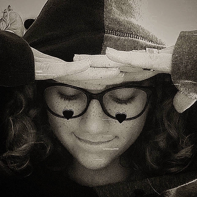 Zoy participe au concours pour gagner de l'argent avec cette photo : black, black_and_white, cap, cool, eyebrow, eyewear, facial_expression, glasses, happy, hat, head, human, jaw, lip, mouth, organ, person, photograph, smile, style