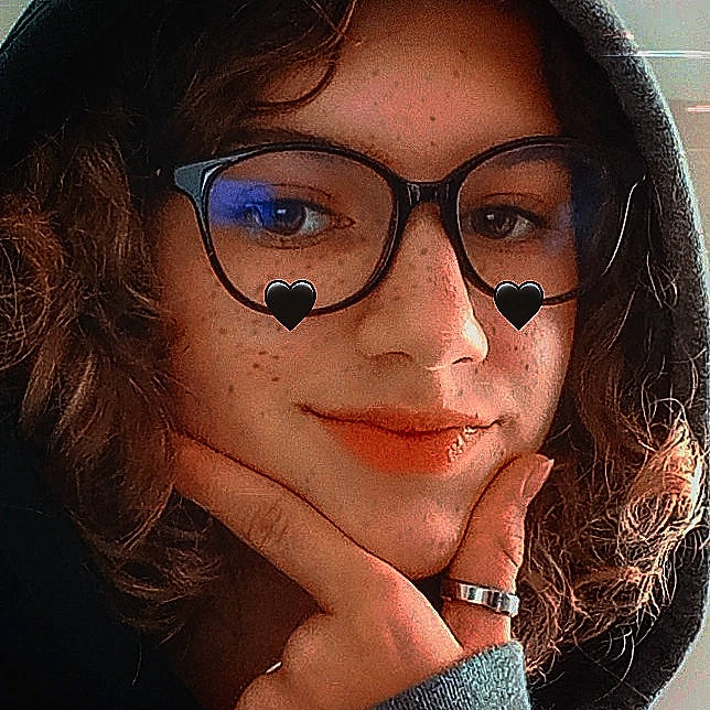 Zoy a rejoint le concours — aidez-le/la à gagner de superbes lots ! cheek, chin, ear, earrings, eye_glass_accessory, eyelash, eyewear, face, forehead, gesture, glasses, happy, head, jaw, lip, mouth, neck, nose, person, smile