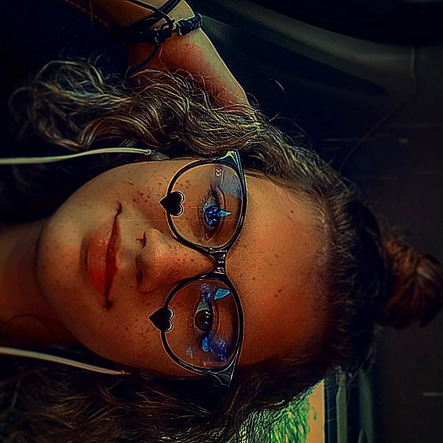 Zoy participe au concours pour gagner de l'argent avec cette photo : black_hair, chest, chin, cool, eyebrow, eyelash, eyewear, finger, gesture, glasses, happy, jaw, lip, mouth, neck, nose, person, sunglasses, trunk, vision_care