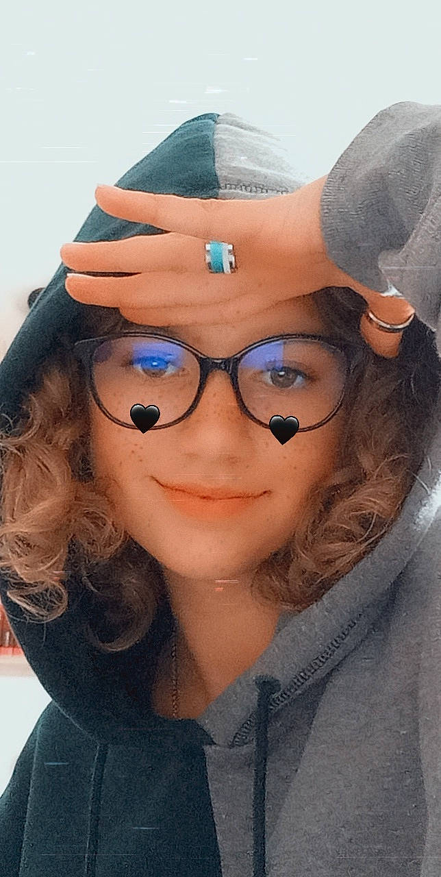 Zoy a rejoint le concours — aidez-le/la à gagner de superbes lots ! bangs, black_hair, cap, chin, cool, eyebrow, eyelash, eyewear, gesture, glasses, goggles, happy, hat, headgear, lip, outerwear, person, smile, street_fashion, sunglasses