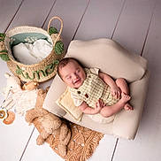 Tino a rejoint le concours — aidez-le/la à gagner de superbes lots ! baby, infant, sleeping, chair, cushion, stuffed_toy, basket, blanket, floor, wooden_floor, plush, cute, peaceful, indoors, soft_toys, child, portrait, smiling, relaxed, comfortable