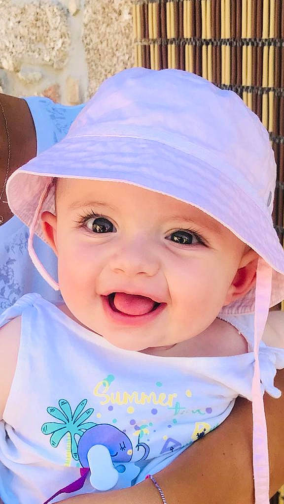Kiara a rejoint le concours — aidez-le/la à gagner de superbes lots ! baby, baby_toddler_clothing, bonnet, child, clothing, fashion_accessory, hat, headgear, person, skin, smile, sun_hat, toddler