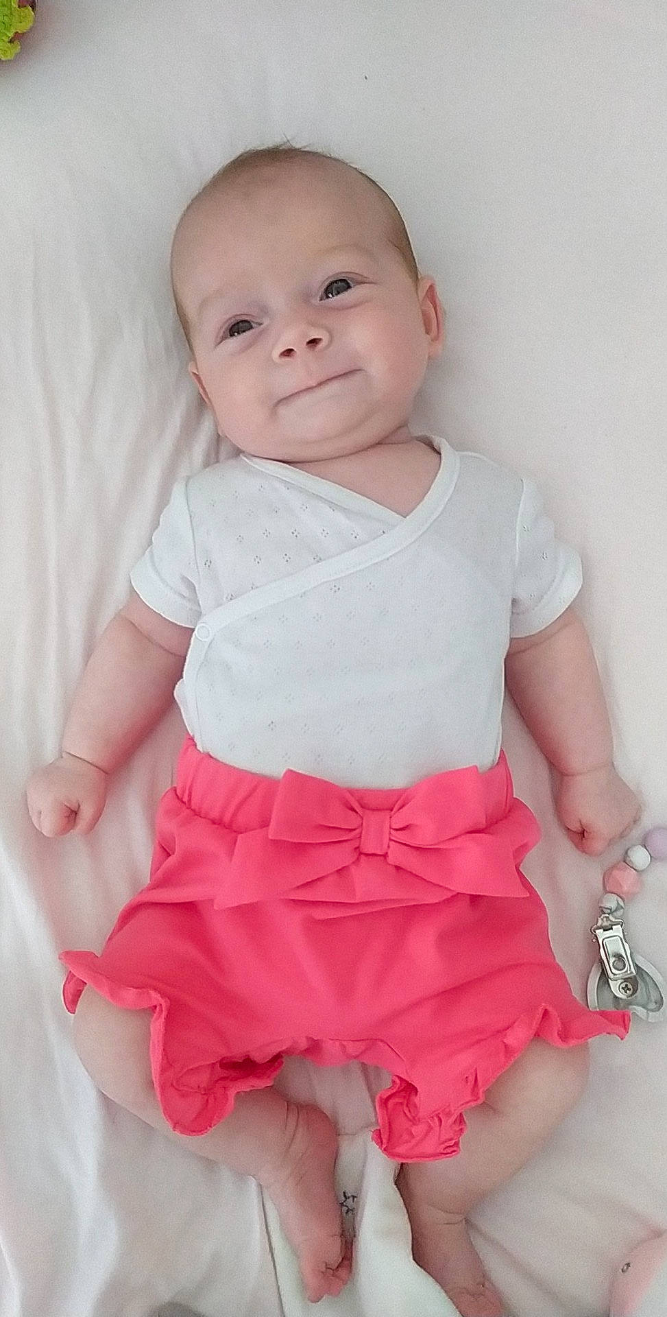 Lina participe au concours pour gagner de l'argent avec cette photo : baby, baby_products, baby_toddler_clothing, cheek, child, child_model, clothing, dress, pattern, person, pink, product, ruffle, skin, sleeve, toddler