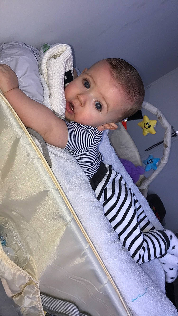 Léïo a rejoint le concours — aidez-le/la à gagner de superbes lots ! baby, baby_carriage, baby_products, baby_safety, baby_sleeping, baby_toddler_clothing, cheek, child, comfort, head, human_body, infant_bed, linens, person, product, room, sitting, sleeve, t_shirt, toddler