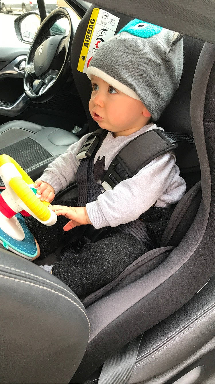 Léïo participe au concours pour gagner de l'argent avec cette photo : auto_part, automotive_design, automotive_exterior, automotive_wheel_system, car, car_seat, car_seat_cover, child, comfort, headwear, light, mode_of_transport, motor_vehicle, person, product, steering_part, steering_wheel, toddler, vehicle, vehicle_door
