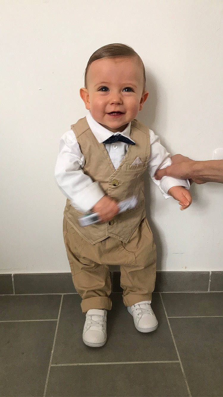 Léïo a rejoint le concours — aidez-le/la à gagner de superbes lots ! arm, baby, baby_toddler_clothing, cheek, collar, dress_shirt, finger, flash_photography, formal_wear, gesture, hand, happy, joint, joy, leg, person, skin, sleeve, smile, tie