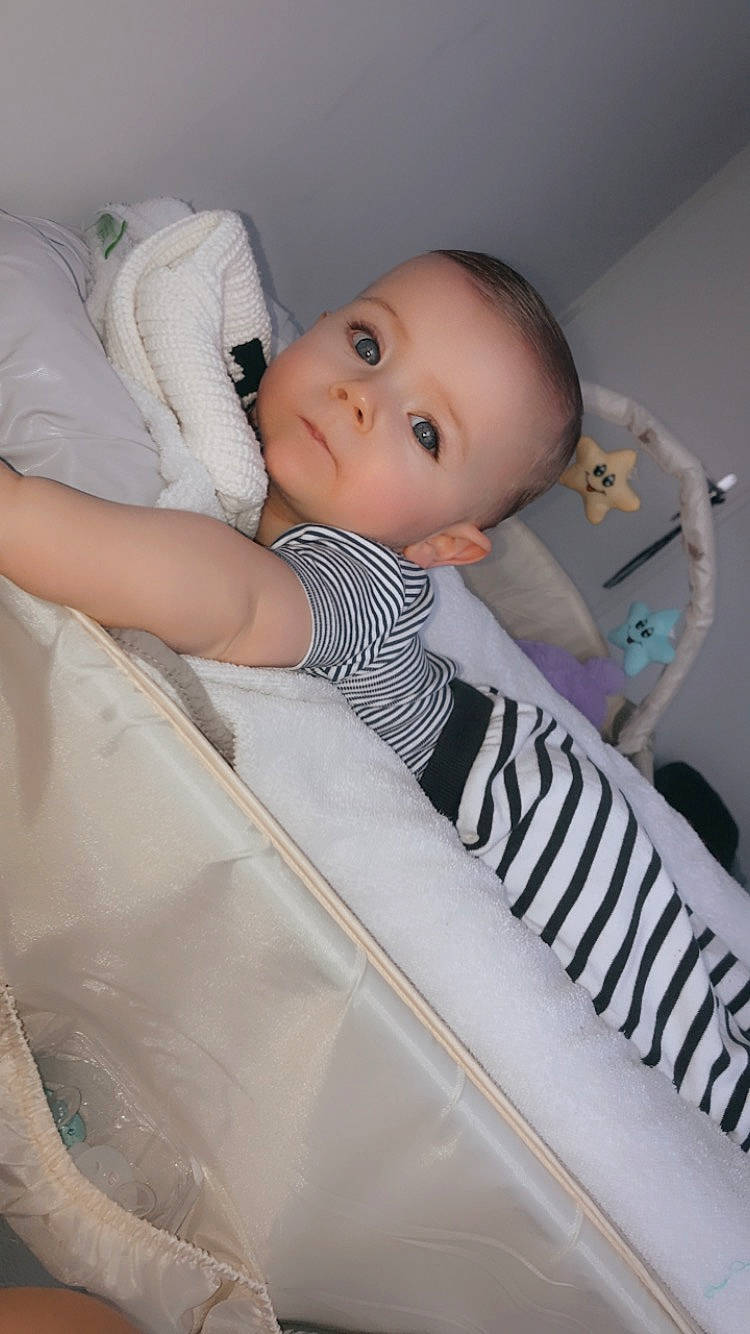 Léïo participe au concours pour gagner de l'argent avec cette photo : baby, baby_products, baby_safety, baby_sleeping, baby_toddler_clothing, bed, bedding, cheek, child, comfort, infant_bed, linens, pattern, person, room, sitting, sleeve, stairs, toddler
