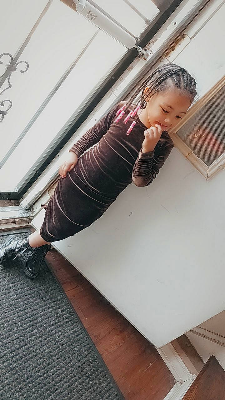 Kataleya is registered to the contest to win money with this photo: baby, comfort, denim, elbow, face, floor, flooring, foot, hardwood, human_leg, knee, person, sitting, sleeve, sportswear, stairs, t_shirt, thigh, toddler, waist