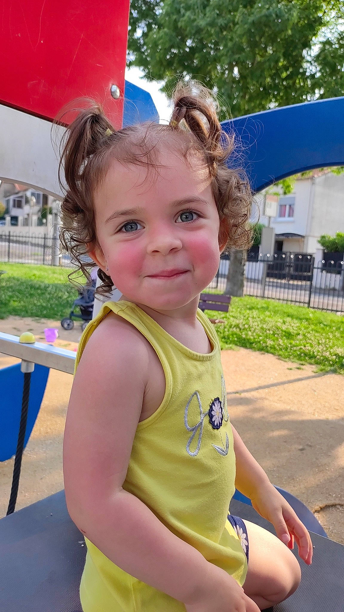 Elena a rejoint le concours — aidez-le/la à gagner de superbes lots ! baby, chest, child, electric_blue, fashion_accessory, fun, grass, happy, joy, leisure, person, pink, plant, play, recreation, smile, summer, t_shirt, table, toddler