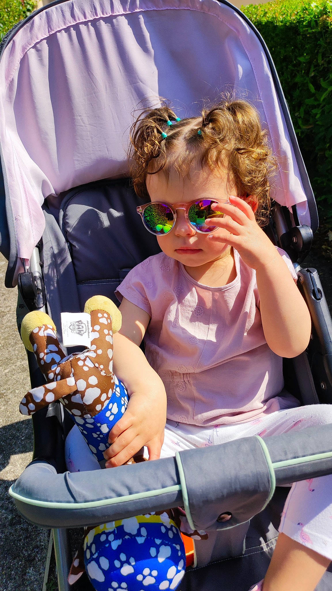 Elena a rejoint le concours — aidez-le/la à gagner de superbes lots ! baby_carriage, baby_products, blue, child, electric_blue, event, eyewear, fun, glasses, goggles, grass, hairstyle, lap, leisure, person, product, recreation, sitting, sunglasses, toddler