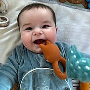 Aiden a rejoint le concours — aidez-le/la à gagner de superbes lots ! baby, infant, teether, blue_outfit, smiling, cute, toy, fox_teether, lying_down, play_mat, soft_toys, child, happy, chewing, indoors, close_up, face, person, baby_clothes, joyful