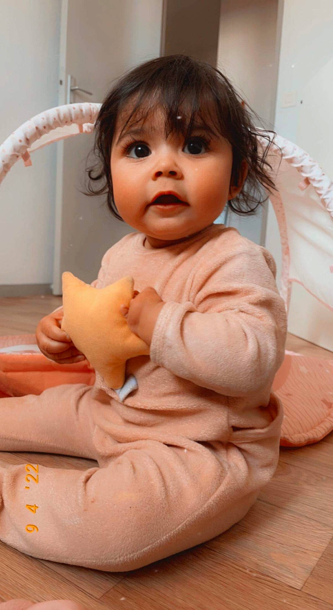 Houyem participe au concours pour gagner de l'argent avec cette photo : arm, cheek, chin, comfort, eye, eyelash, face, hair, human_body, joint, leg, lip, mouth, neck, nose, person, pink, shoulder, skin, sleeve