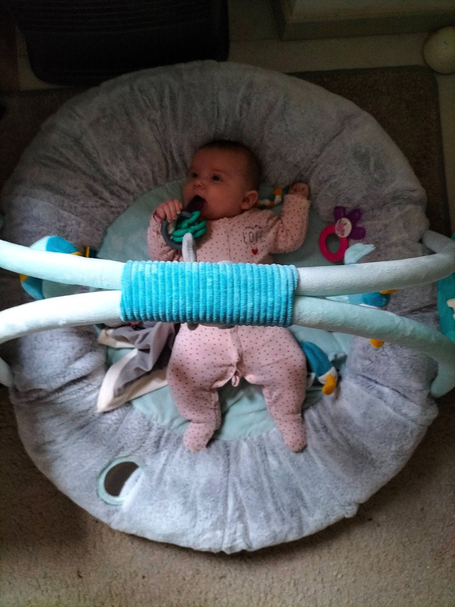 Mary a rejoint le concours — aidez-le/la à gagner de superbes lots ! baby, baby_carriage, baby_products, baby_safety, baby_sleeping, baby_toddler_clothing, baby_toys, car_seat, chair, child, comfort, infant_bed, knitting, lap, linens, person, play, product, sitting, stuffed_toy