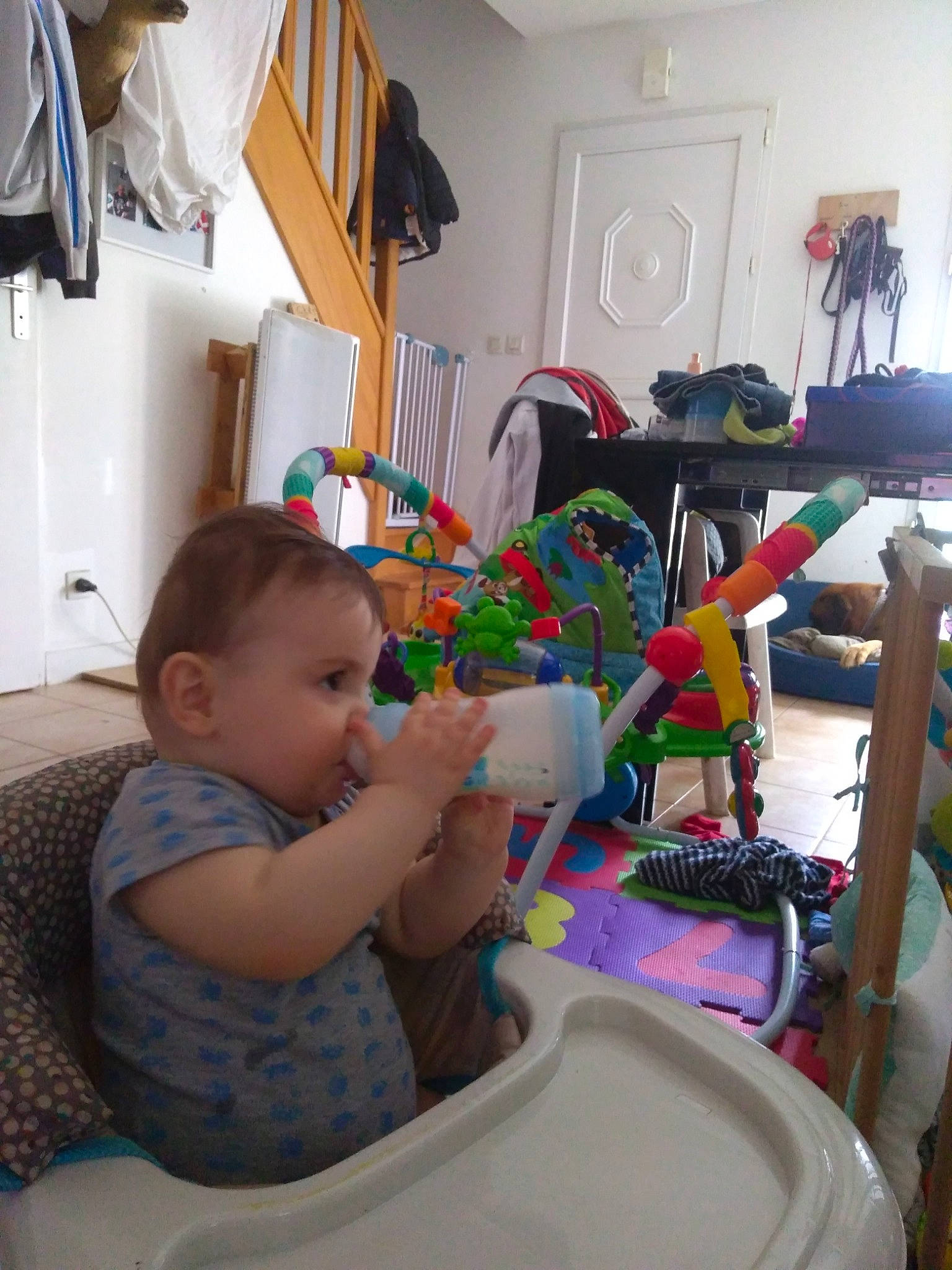 Leo participe au concours pour gagner de l'argent avec cette photo : baby, child, person, play, product, room, toddler