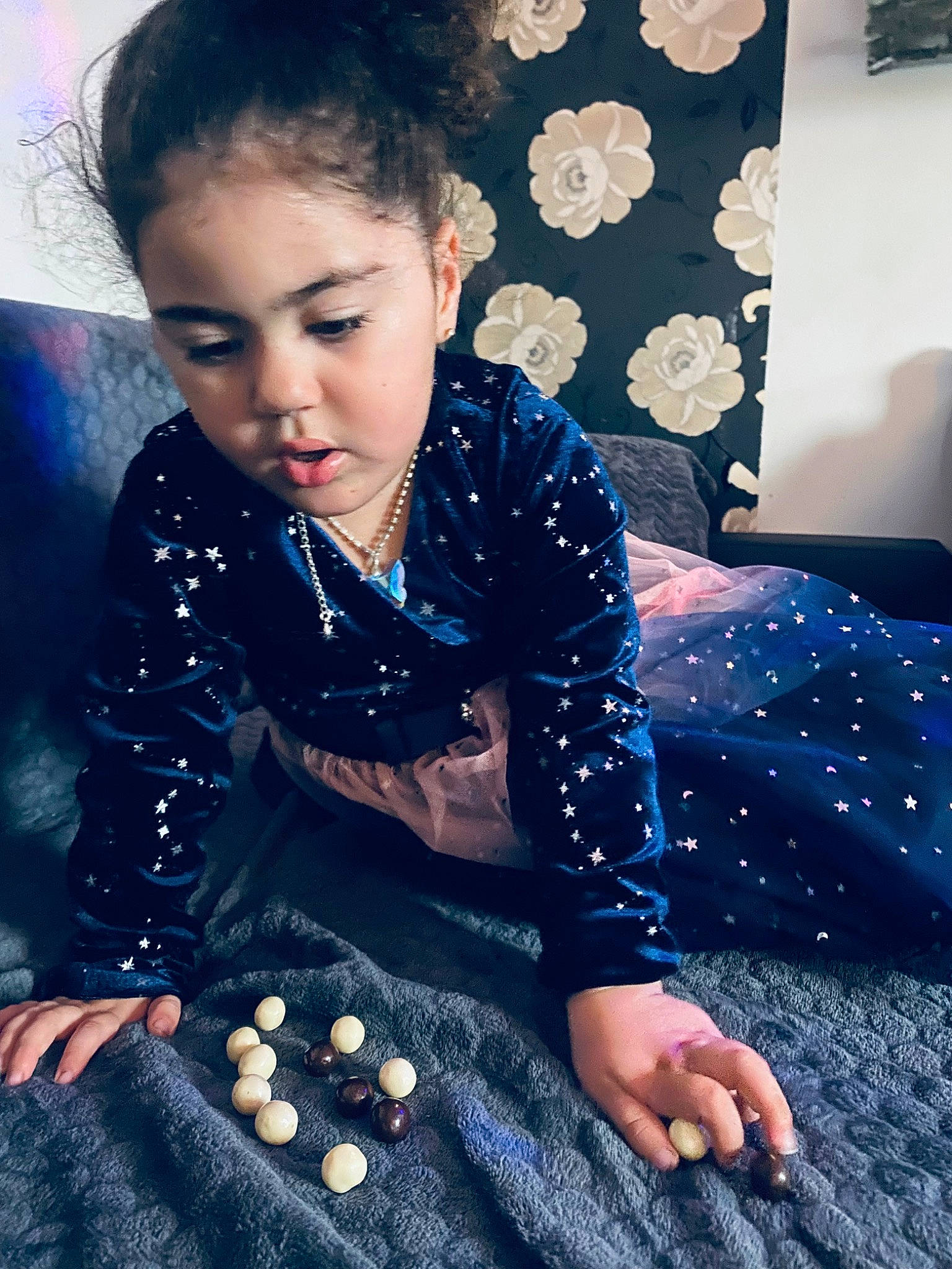 Camille participe au concours pour gagner de l'argent avec cette photo : baby_toddler_clothing, black_hair, child, cool, electric_blue, fashion_accessory, fashion_design, flash_photography, flooring, fun, happy, jewellery, pattern, person, room, sitting, sleeve, t_shirt, textile, thigh