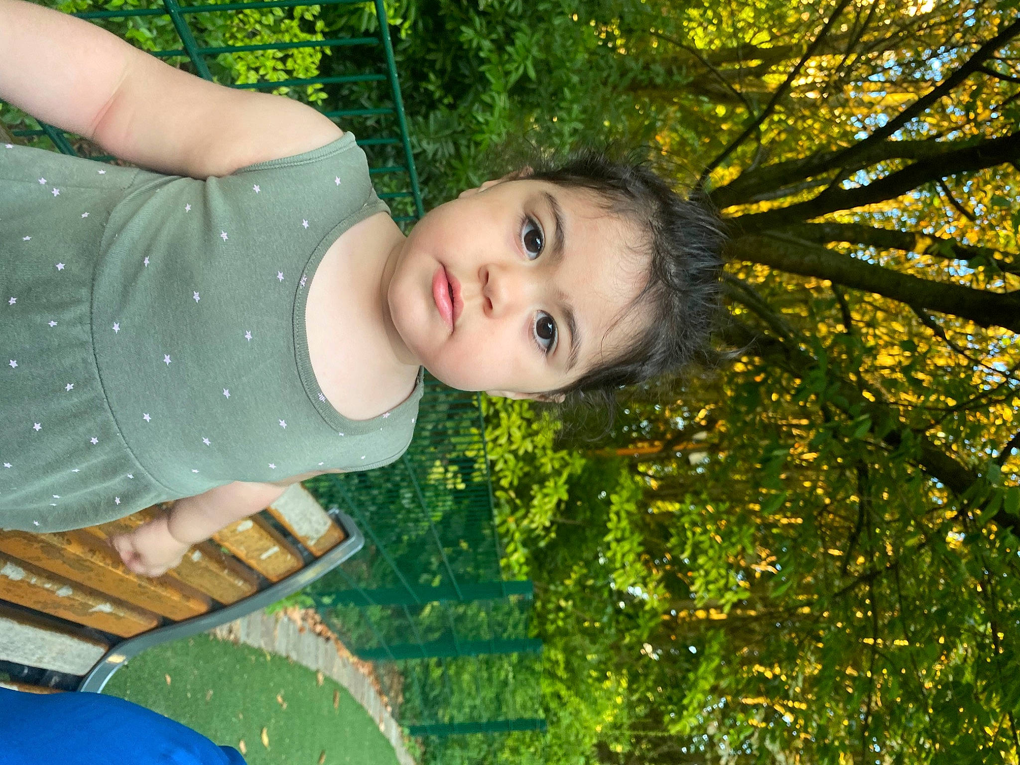 Camille participe au concours pour gagner de l'argent avec cette photo : baby, botany, child, fawn, fun, garden, grass, happy, leaf, leisure, lip, pattern, people_in_nature, person, plant, portrait_photography, sitting, toddler, tree, yellow