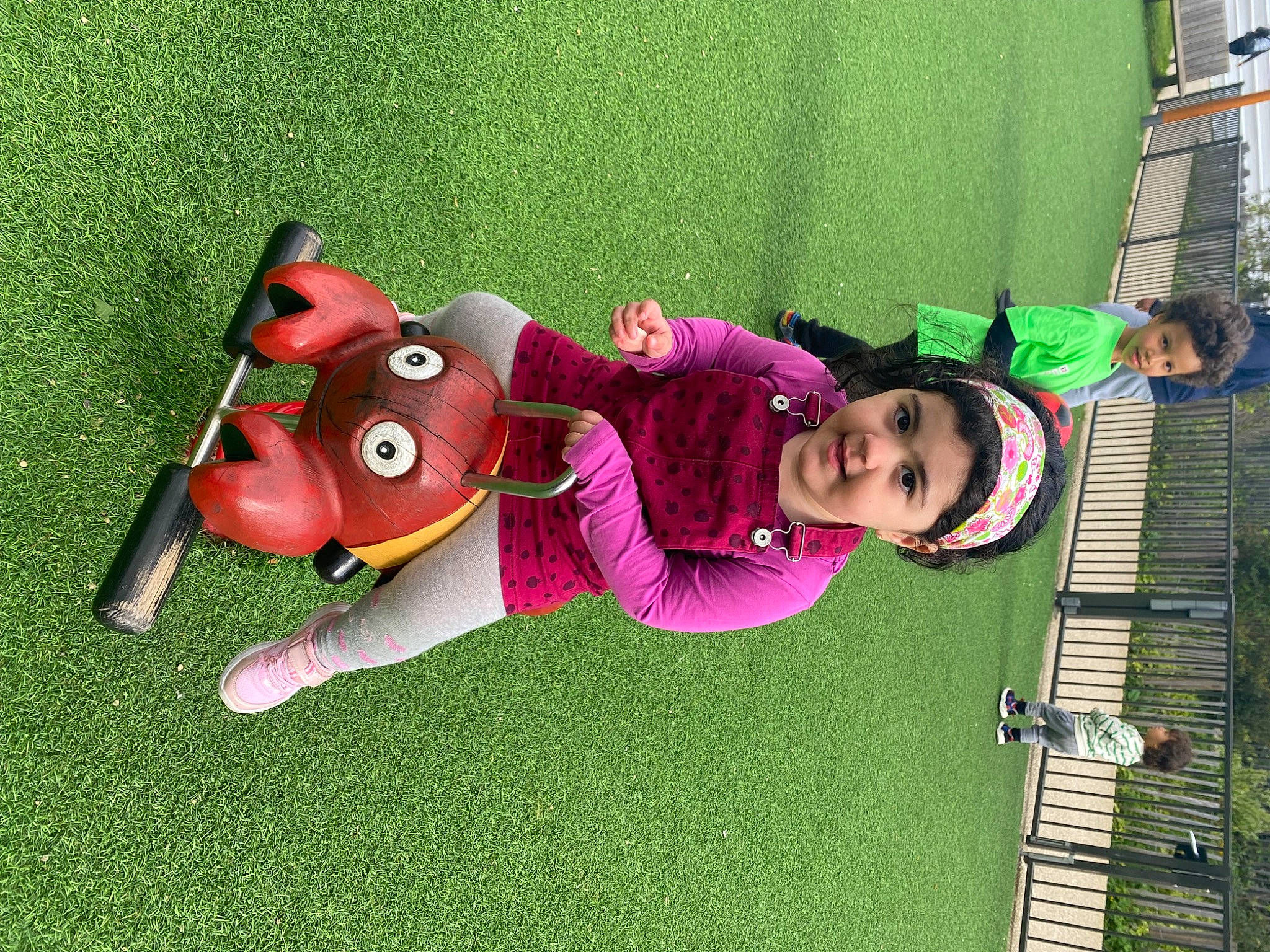 Camille a rejoint le concours — aidez-le/la à gagner de superbes lots ! baby, baby_toddler_clothing, carmine, child, flooring, fun, grass, green, happy, lawn, leisure, magenta, outdoor_play_equipment, person, plant, play, playground, recreation, smile, toddler