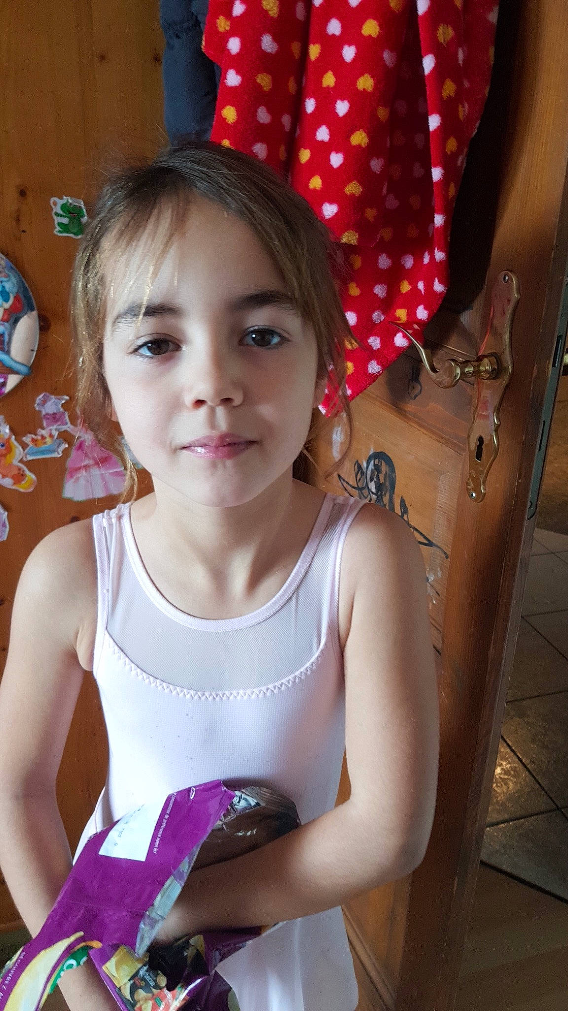 Jade a rejoint le concours — aidez-le/la à gagner de superbes lots ! active_tank, baby_toddler_clothing, black_hair, cheek, chin, eyebrow, fashion, fun, happy, iris, joy, long_hair, magenta, neck, pattern, person, photograph, pink, skin, standing