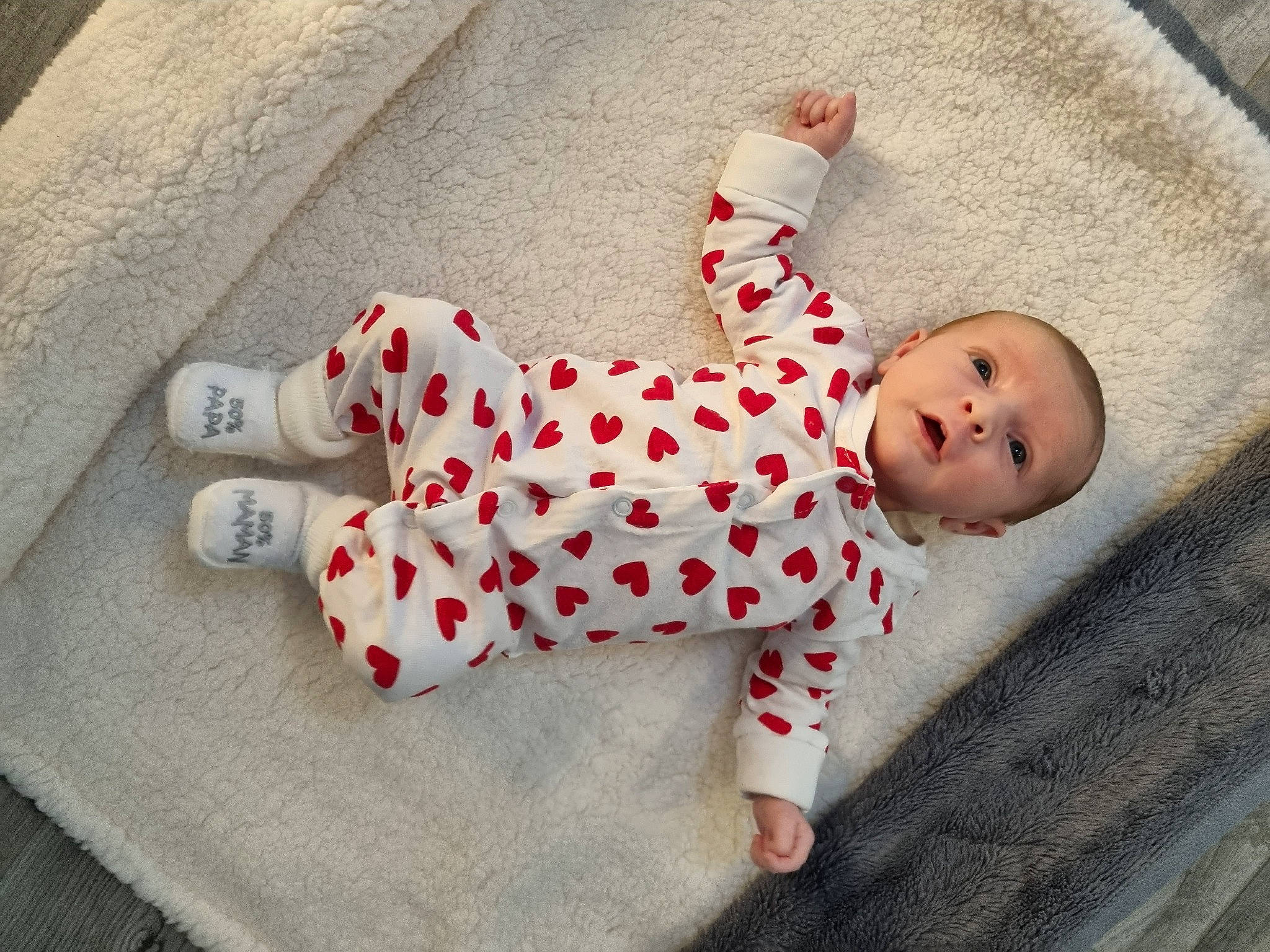 Ambre participe au concours pour gagner de l'argent avec cette photo : baby, baby_products, baby_safety, baby_sleeping, baby_toddler_clothing, carmine, child, comfort, flooring, foot, fur, human_body, human_leg, leg, linens, pattern, person, sitting, sleeve, toddler