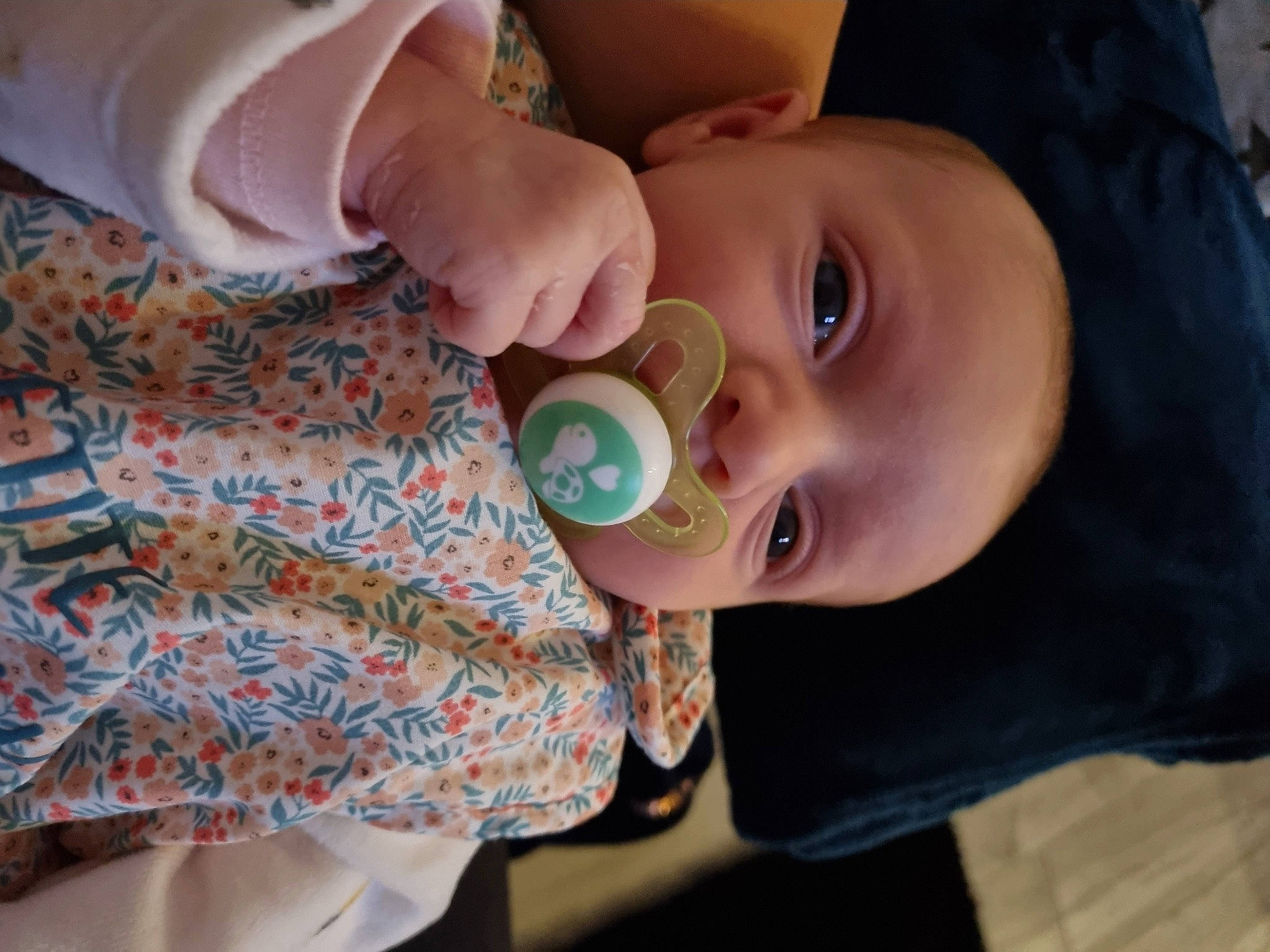 Ambre a rejoint le concours — aidez-le/la à gagner de superbes lots ! baby, baby_toddler_clothing, cheek, child, comfort, eyelash, finger, happy, iris, linens, lip, mouth, nail, nose, organ, pattern, person, skin, sleeve, smile