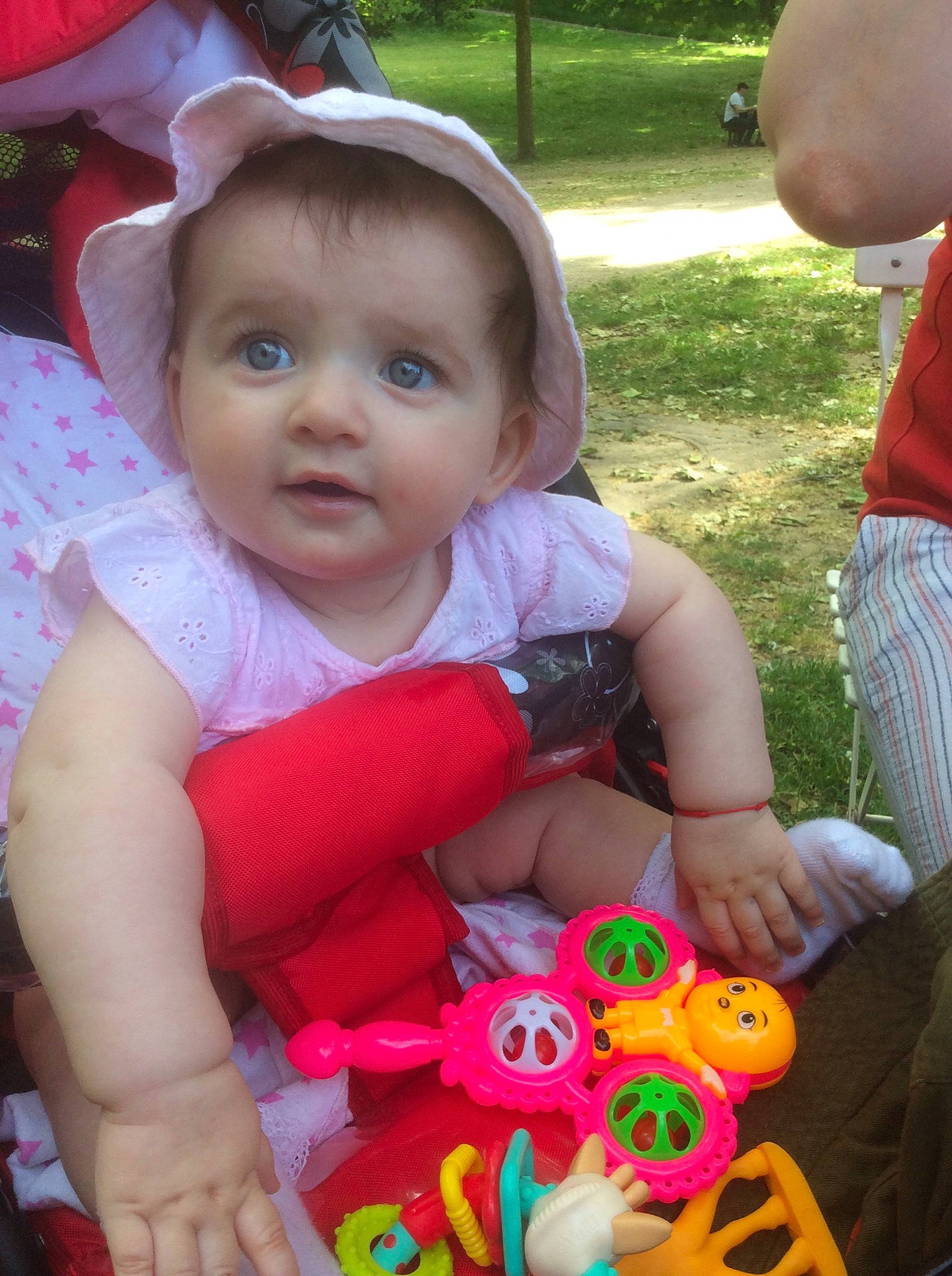 Anaisa a rejoint le concours — aidez-le/la à gagner de superbes lots ! baby, baby_toddler_clothing, child, facial_expression, finger, fun, grass, happy, iris, leisure, mammal, person, photograph, pink, plant, recreation, skin, summer, toddler, toy