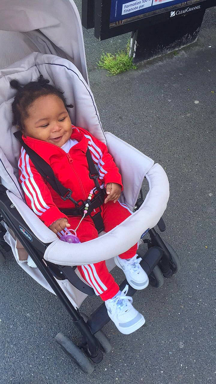 Mélissa Gaïra participe au concours pour gagner de l'argent avec cette photo : auto_part, baby, baby_carriage, baby_products, baby_safety, carmine, chair, comfort, eye, fun, grass, lap, leisure, person, personal_protective_equipment, plant, recreation, sitting, smile, toddler