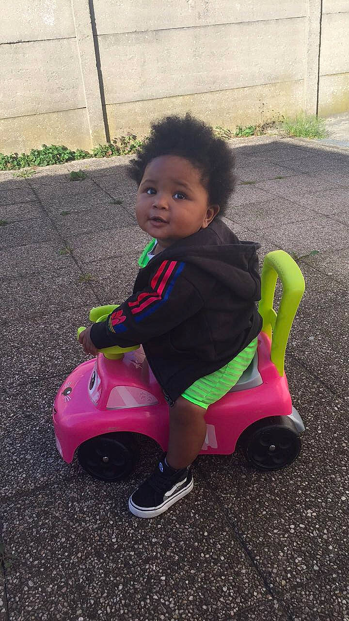 Mélissa Gaïra participe au concours pour gagner de l'argent avec cette photo : automotive_wheel_system, baby, baby_toddler_clothing, child, fun, grass, happy, magenta, mammal, people, person, pink, plant, product, purple, riding_toy, tire, toddler, toy, vehicle