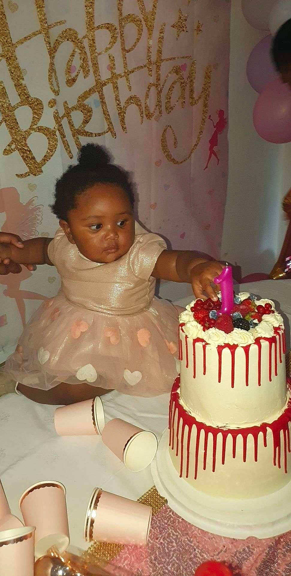 Mélissa Gaïra a rejoint le concours — aidez-le/la à gagner de superbes lots ! baby_toddler_clothing, baked_goods, birthday, birthday_cake, birthday_party, cake, cake_decorating, cake_decorating_supply, child, cuisine, dress, event, food, people, person, pink, sugar_cake, sweetness, toddler, wedding_ceremony_supply