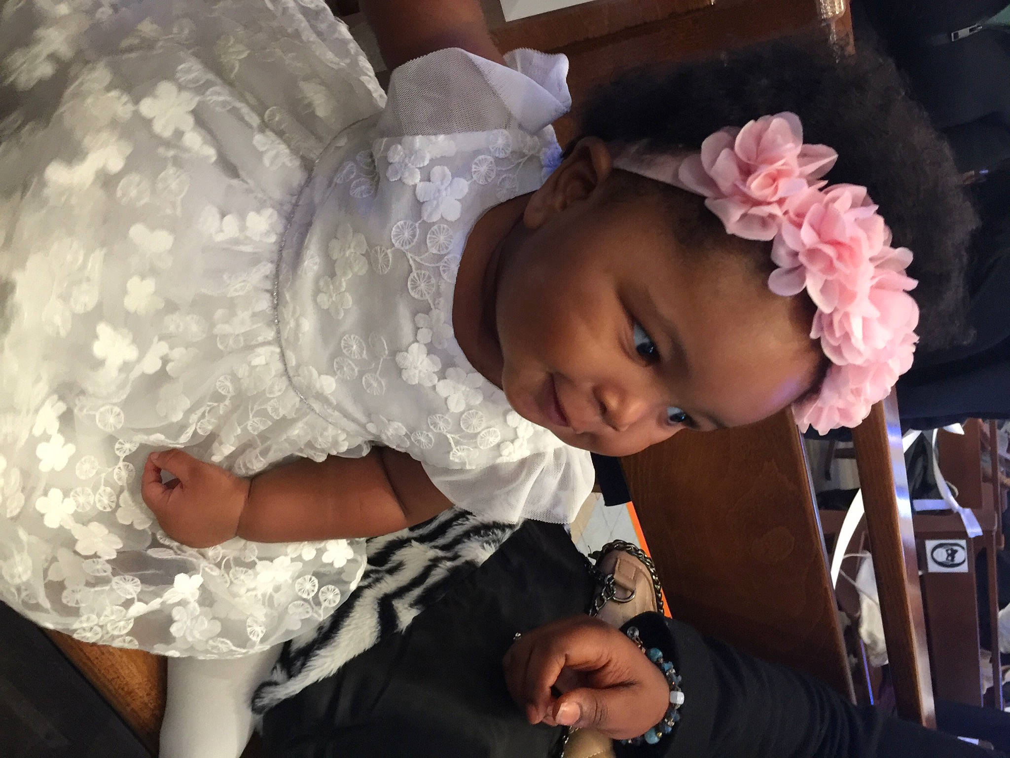 Mélissa Gaïra a rejoint le concours — aidez-le/la à gagner de superbes lots ! arm, baby, baby_toddler_clothing, child, event, eye, eyelash, facial_expression, finger, flash_photography, gesture, hairstyle, hand, happy, head, headgear, iris, person, skin, sleeve