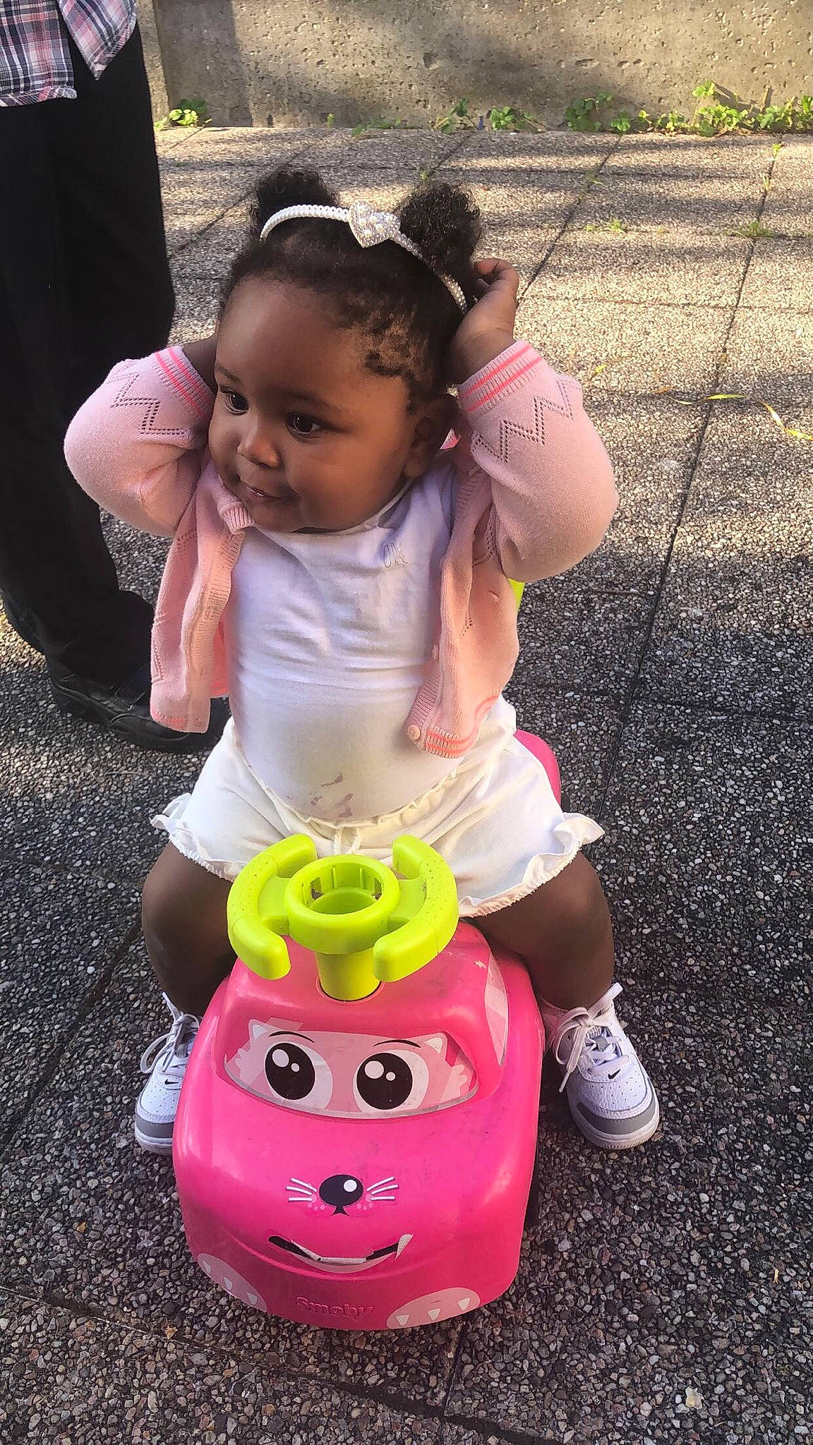 Mélissa Gaïra a rejoint le concours — aidez-le/la à gagner de superbes lots ! baby, baby_toddler_clothing, bumper, child, fun, grass, happy, head, leisure, mouth, person, pink, plastic, play, recreation, shorts, sitting, smile, toddler, toy