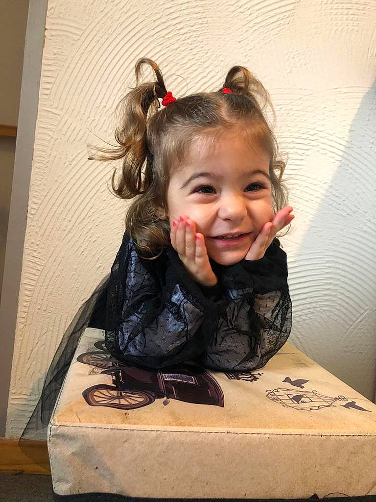 Lya a rejoint le concours — aidez-le/la à gagner de superbes lots ! art, audio_equipment, box, carton, cheek, child, eye, eyelash, eyewear, face, fun, gadget, happy, head, hearing, joy, packaging_and_labeling, person, shipping_box, smile