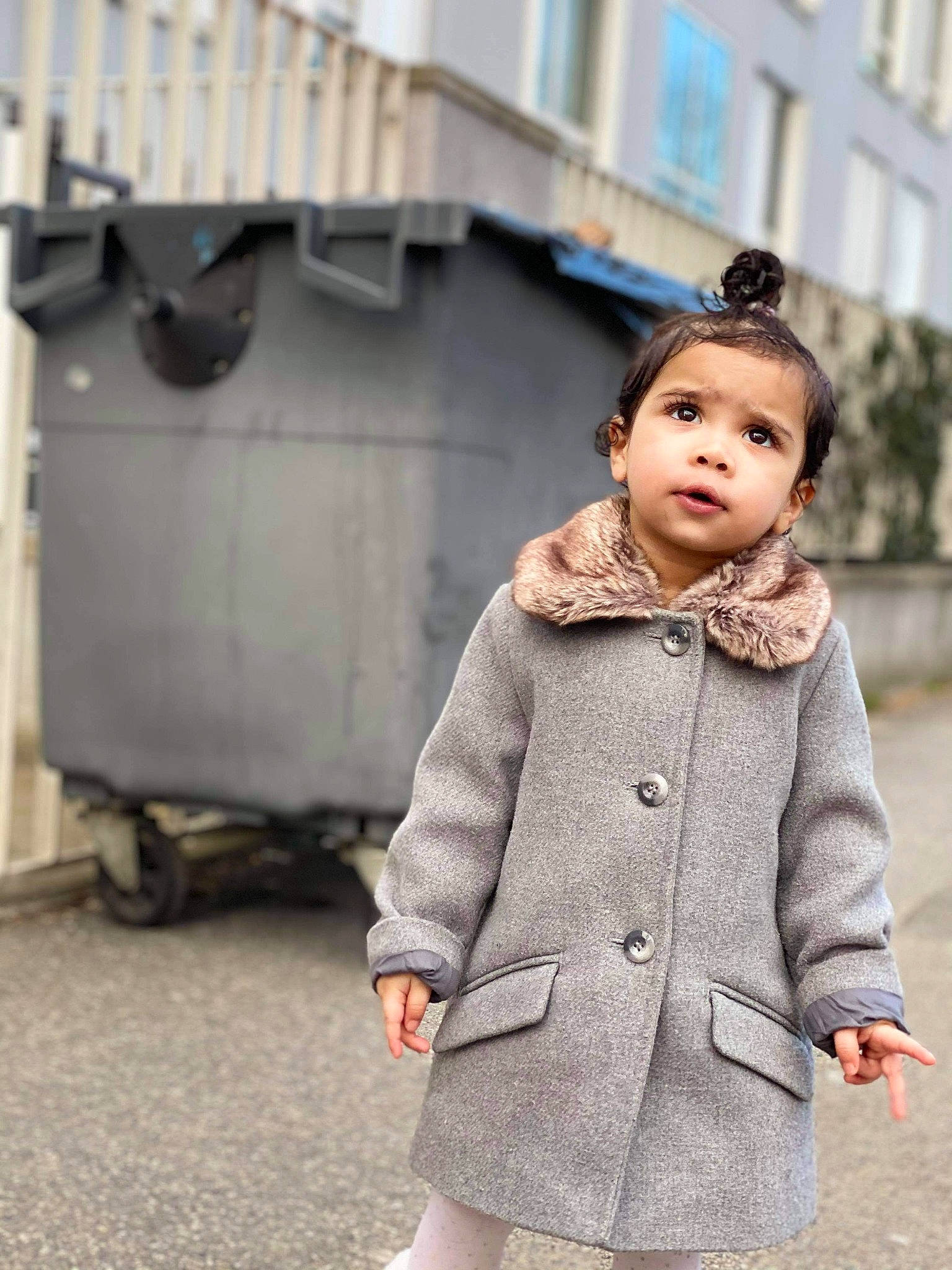 Layana a rejoint le concours — aidez-le/la à gagner de superbes lots ! blazer, brown_hair, collar, denim, fur, grey, human_leg, jacket, jewellery, joint, overcoat, pattern, person, sleeve, standing, street_fashion, thigh, toddler, trench_coat, waist
