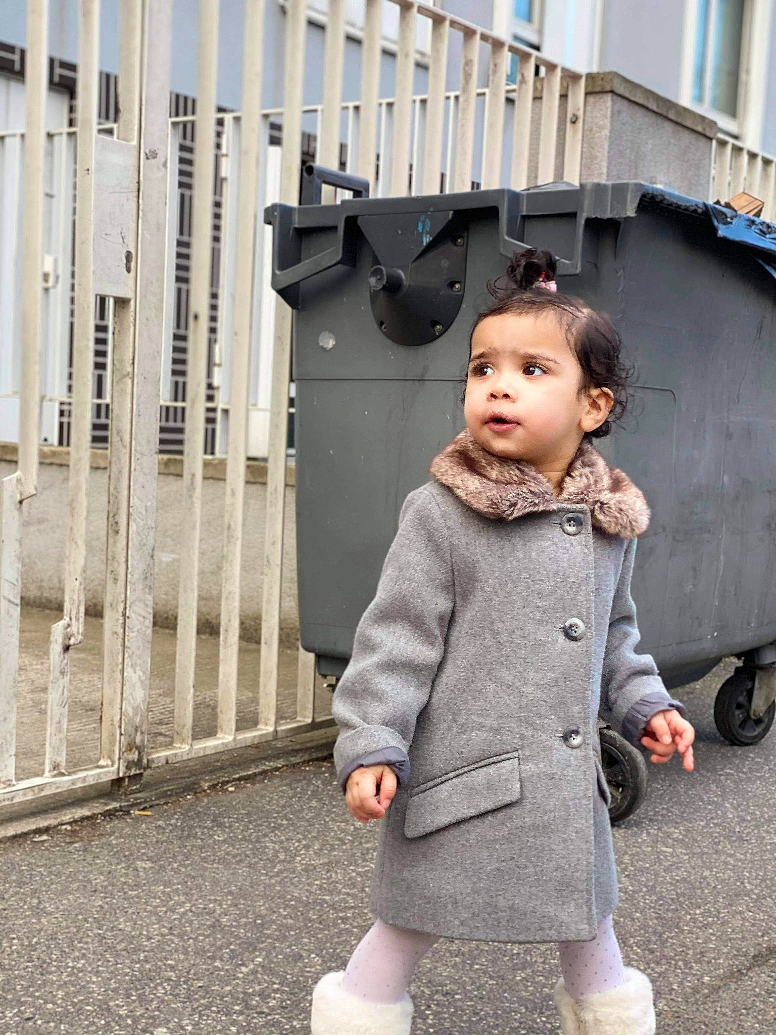 Layana participe au concours pour gagner de l'argent avec cette photo : asphalt, child, city, denim, eyewear, fence, flooring, fur, metal, pattern, pedestrian, person, sleeve, standing, street, street_fashion, tire, toddler, travel, walking