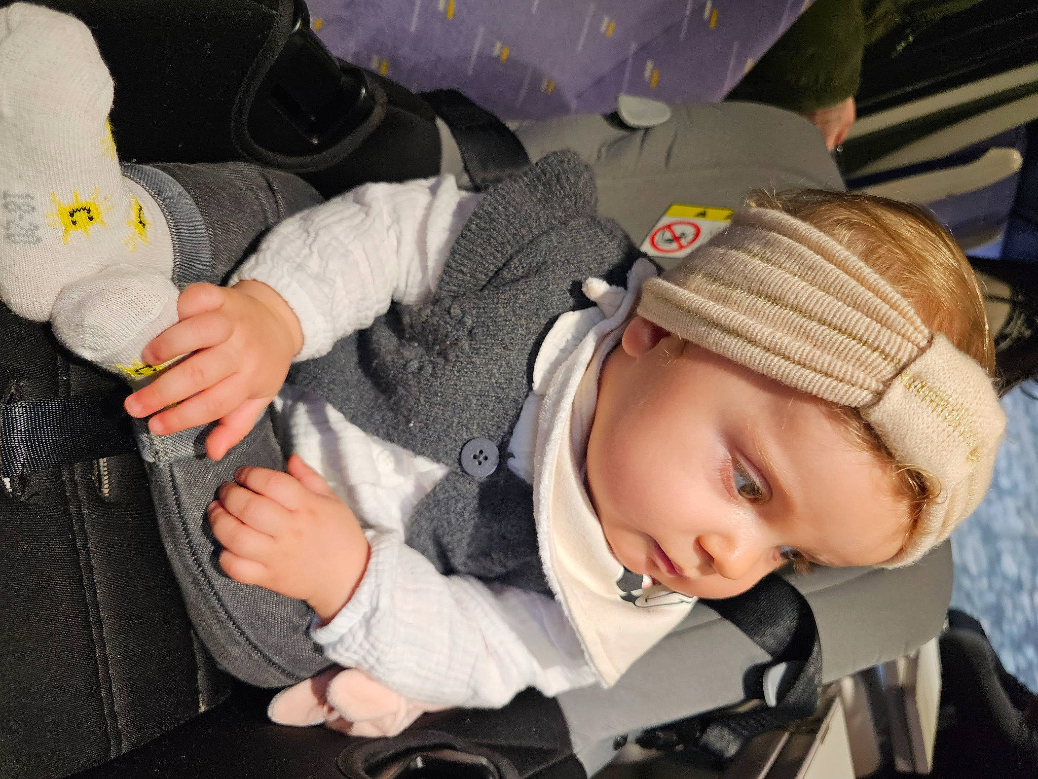 élise participe au concours pour gagner de l'argent avec cette photo : auto_part, baby, baby_carriage, baby_in_car_seat, baby_products, cap, car_seat, child, comfort, fashion_accessory, gesture, headgear, headwear, luxury_vehicle, nail, person, seat_belt, sitting, sun_hat, thumb