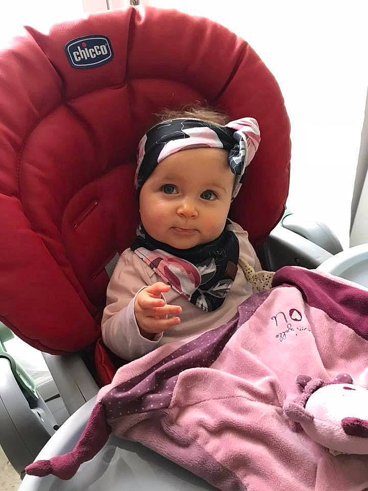 Lizhéa participe au concours pour gagner de l'argent avec cette photo : car_seat, child, girl, headgear, headwear, infant, person, pink, product, toddler